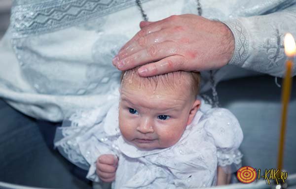 Крещение младенца в храме