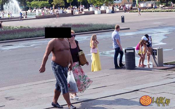 Мужчина ходит по улице с голым торсом