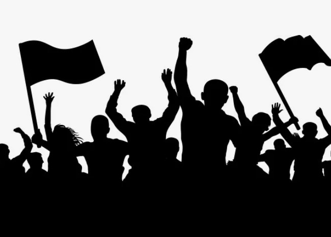 Протестующие на мтинге - опозиция